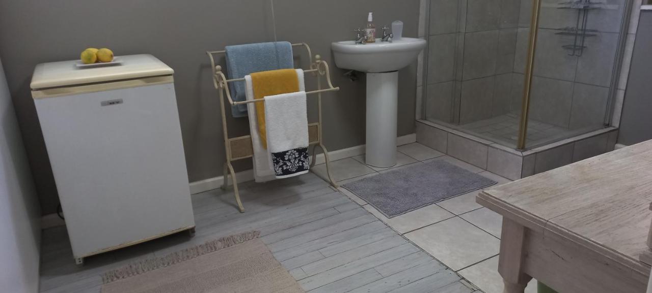 Peony Luxury Room With Wifi And Own Entrance Stellenbosch Bilik gambar